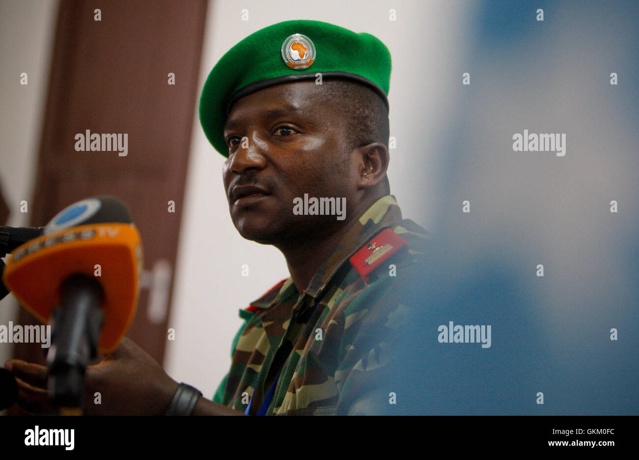 Il 9 febbraio, il vice comandante della forza dell'AMISOM, audace Nduwumunsi, ha tenuto una conferenza stampa a Mogadiscio, condannando un attentato suicida con un'autobomba che ha preso di mira un hotel frequentato da legislatori e politici somali. Al-Shabaab ha rivendicato la responsabilità dell'attacco. Foto Stock