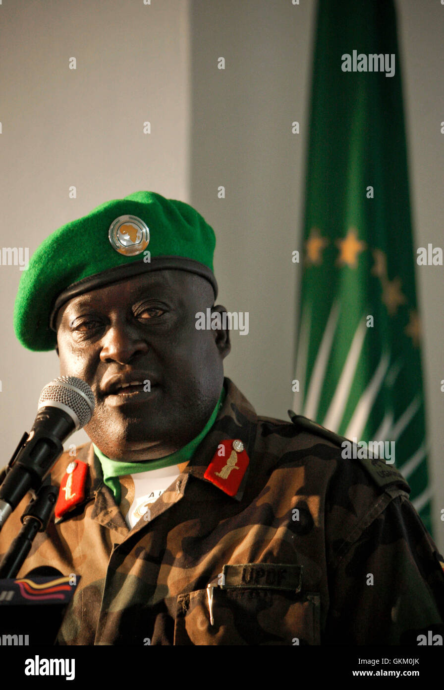 Il 2 maggio 2013, il tenente generale Andrew Gutti prende il comando della forza AMISOM di 400 uomini a Mogadiscio. Succede al generale Fred Mugisha, che guidò la forza dall'agosto 2011, contribuendo alla sconfitta di al Shabaab. Foto Stock