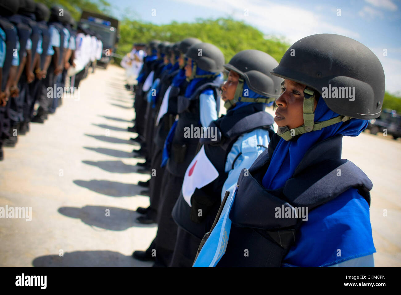 SOMALIA, Mogadiscio: In una fotografia messi a disposizione dall'African Union-United Nazioni Informazioni sul team di supporto 7 maggio, un funzionario femmina con le forze di polizia somale (SPF) sorge su sfilano davanti a una cerimonia di consegna delle attrezzature donate dal governo del Giappone attraverso le Nazioni Unite ufficio politico per la Somalia (UNPOS) Trust Fund per sostenere la ricostruzione del SPF nella capitale somala Mogadiscio. Le attrezzature incluse un trasporto a motore flotta di 15 pick-up, due il personale di truppa porta e due ambulanze, 1.800 caschi balistici e set di manette, oltre mille radio VHF mano Foto Stock