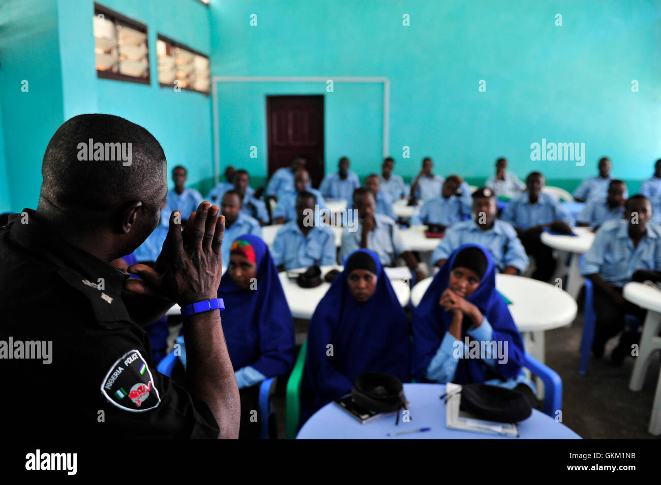 Poliziotti a Kaahiye generali accademia di polizia sono sottoposti a una formazione in indagine penale. La formazione viene fornita dall'AMISOM la polizia della formazione e sviluppo Unità e spera di poter dotare Mogadiscio con un team di funzionari di polizia che sarà effettivamente in grado di trattare con le indagini penali. AU-ONU IST foto / TOBIN JONES. Foto Stock