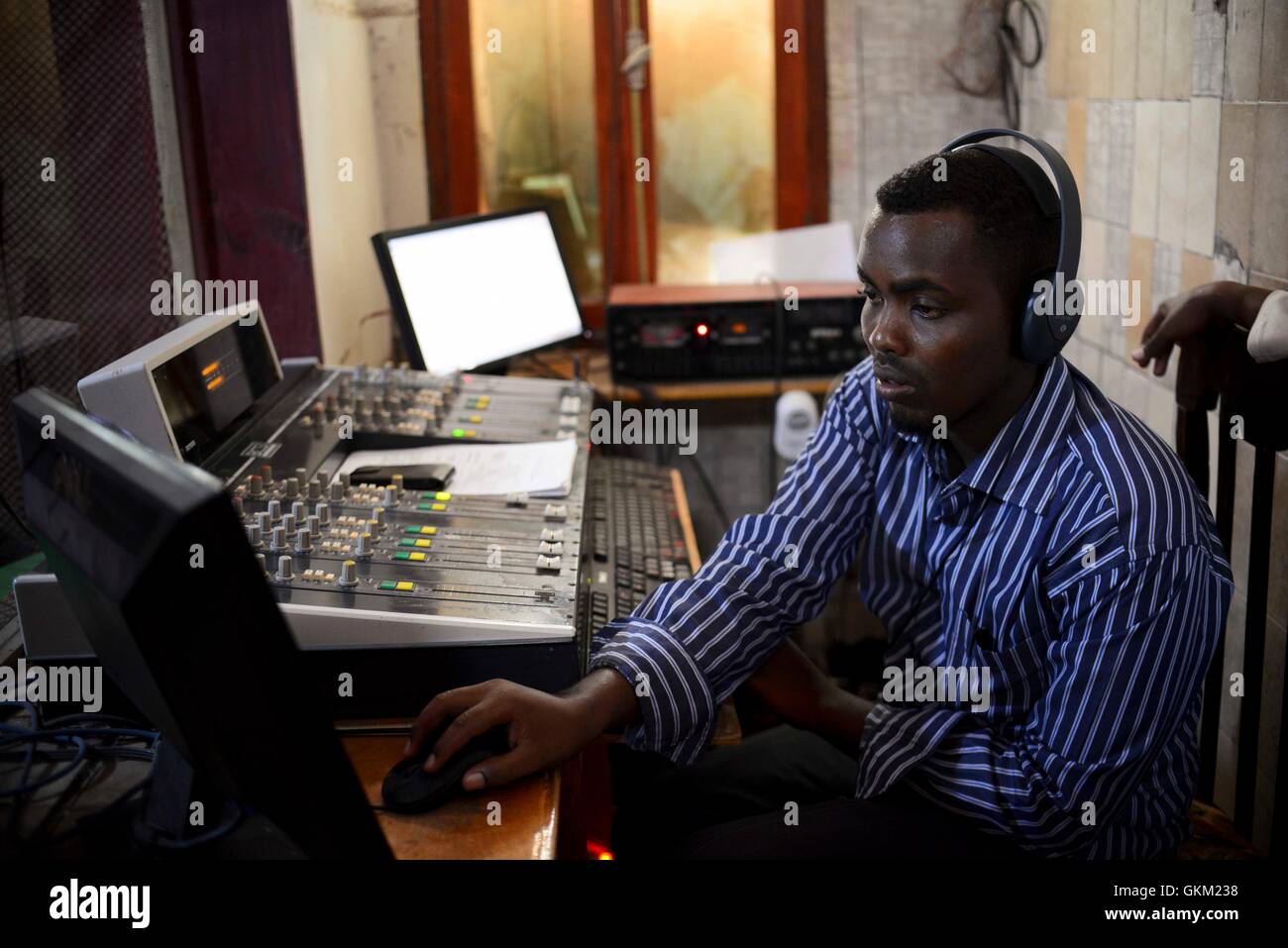 Un studio tecnico di radio Shabelle lavora per preparare una mostra per il broadcast. AU-ONU IST foto / TOBIN JONES. Foto Stock