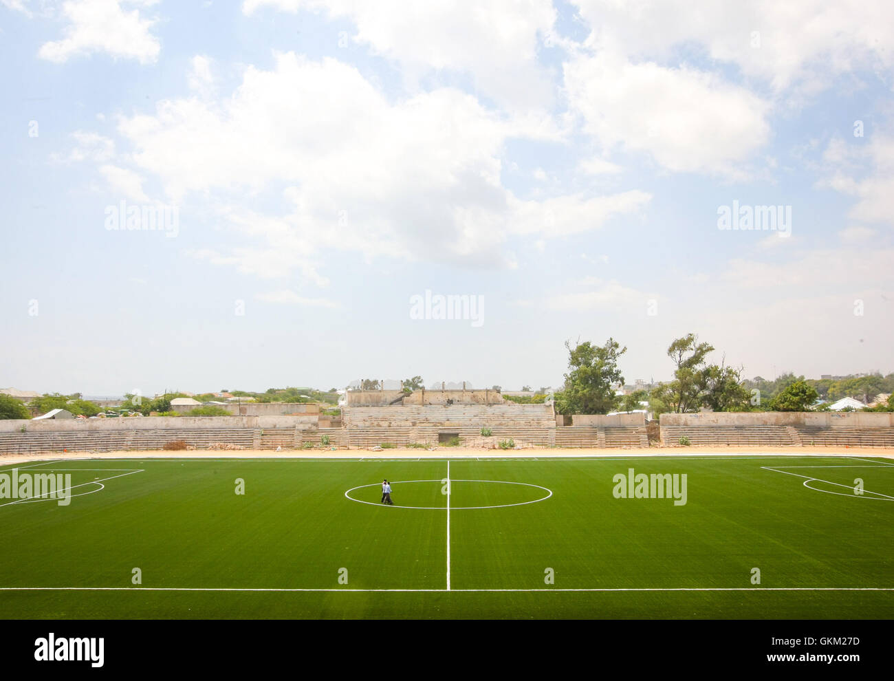 Il 12 gennaio 2016, i membri della federazione calcistica somala attraversarono il campo artificiale appena rifatto al Baanadir Stadium di Mogadiscio. Finanziato dalla FIFA, questo rinnovamento fa parte degli sforzi in corso per ripristinare le infrastrutture sportive in Somalia dopo anni di conflitto. Foto Stock