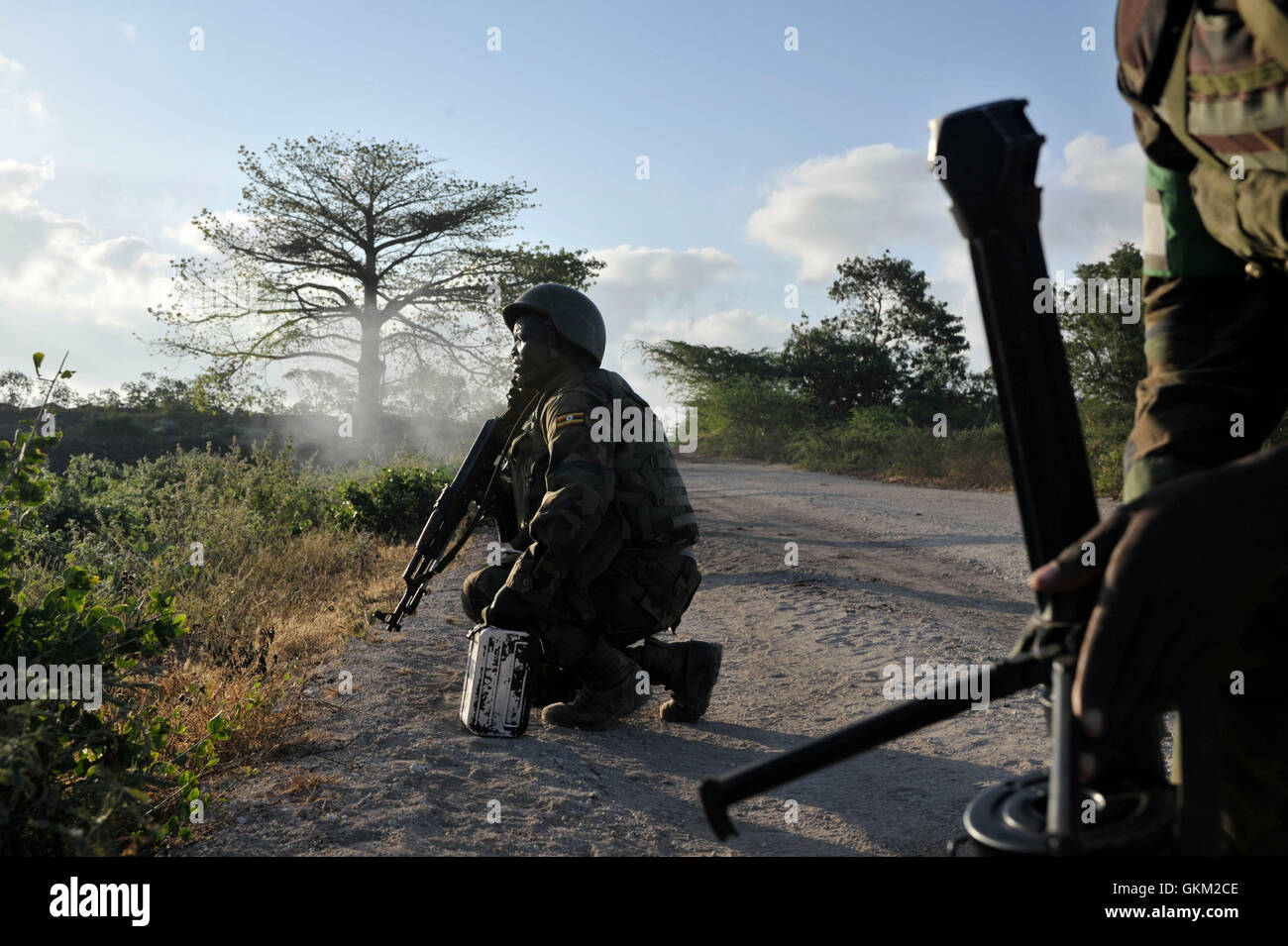 Truppe reagire a un agguato istituito da Al Shabab militanti sulla strada che conduce fino a Janaale il 14 febbraio. Le truppe ugandesi, come parte della missione dell Unione Africana in Somalia (AMISOM), con avanzate da truppe somale Esercito Nazionale (SNA) su tre città nel basso Scebeli regione della Somalia in una operazione denominata 'Boot sul terreno" il 14 febbraio. Tutte e tre le città, Janaale, Aw Dheegle e Barrire, sceso in forze alleate con un po' di resistenza del gruppo terroristico Al Shabab. AU ONU IST foto / TOBIN JONES Foto Stock