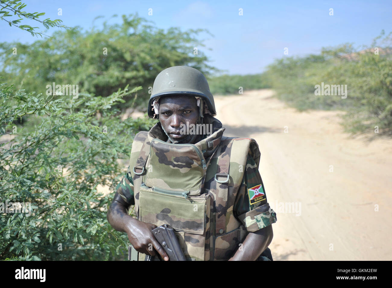 Un soldato del Burundi, come parte della missione dell Unione Africana in Somalia, di pattuglia nei pressi della città di Merca il 2 febbraio. Si trova a circa 70km a sud-ovest di Mogadiscio, Merca è un antico porto della città che è stata fondata nel V secolo e fu una popolare meta di vacanza prima della guerra civile scoppiata in Somalia nel 1991. AU-ONU IST foto / TOBIN JONES. Foto Stock