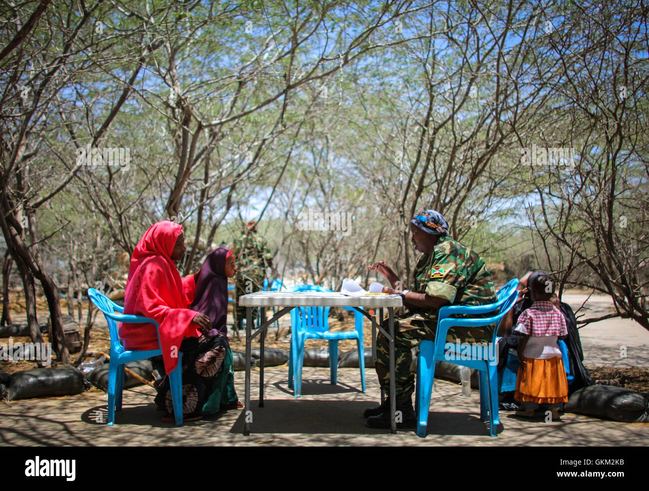 Una donna ufficiale medica burundese, in servizio presso l'AMISOM, consulta le donne somale in una clinica OPD presso la sede del contingente burundese a Mogadiscio, Somalia, il 4 marzo 2013. Le unità mediche del Burundi forniscono servizi sanitari critici alla popolazione somala dal 2007. Foto AMISOM Foto Stock