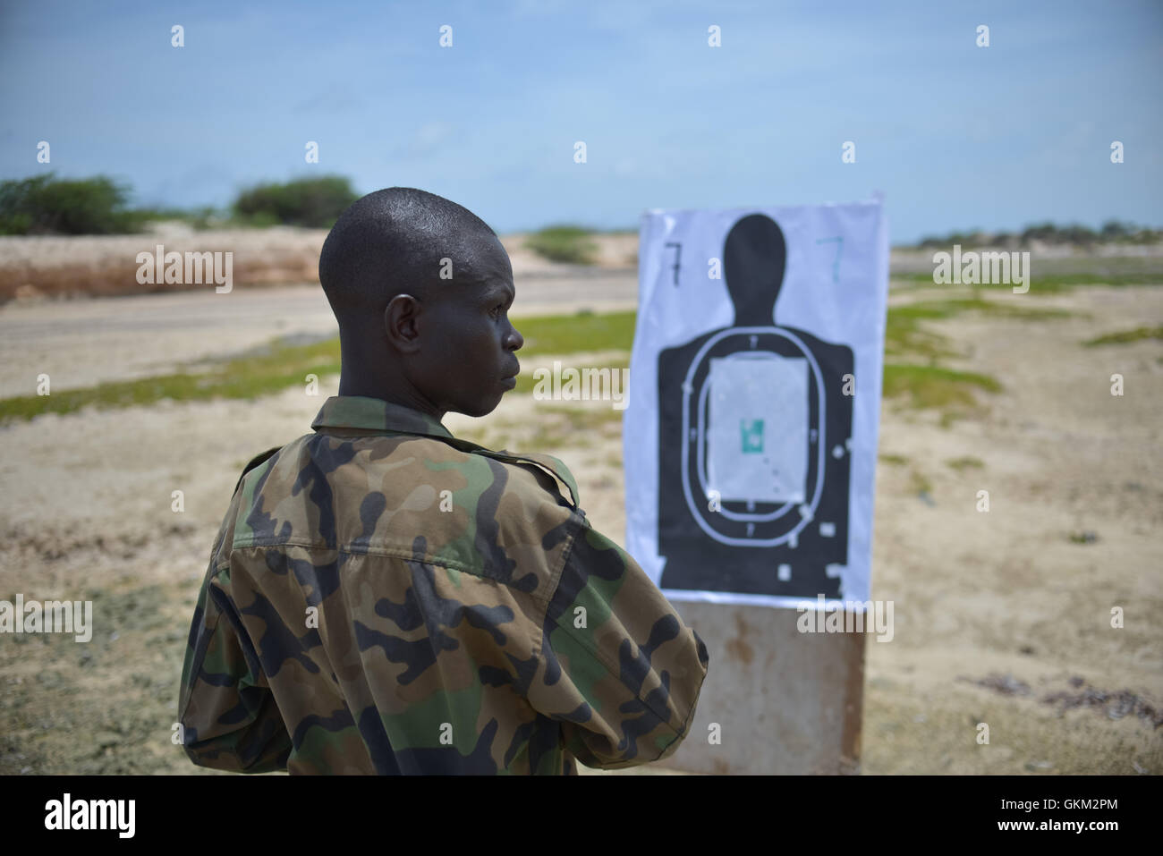 Soldati AMISOM prendere parte a un cecchino corso di formazione a Mogadiscio, Somalia, il 28 marzo. Cecchini hanno dimostrato di essere particolarmente efficace contro i membri del gruppo estremista, Al Shabab, durante l'AMISOM tempo nel paese. AU ONU IST foto / TOBIN JONES. Foto Stock