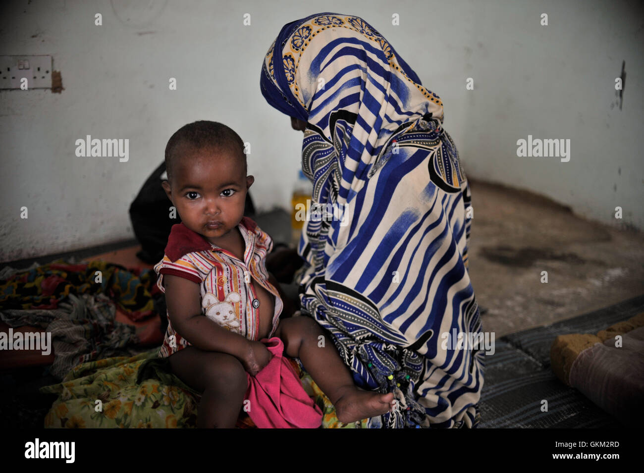 Il 30 marzo, una madre e un bambino sono stati visti in una clinica improvvisata a Belet Weyne, in Somalia, mentre una delegazione del governo ha indagato su una possibile epidemia di colera. L'indagine ha rivelato che la maggior parte dei ricoveri erano dovuti alla diarrea acquosa acuta, non al colera, sebbene la possibilità di colera fosse rimasta. Au un IST foto di Tobin Jones. Foto Stock