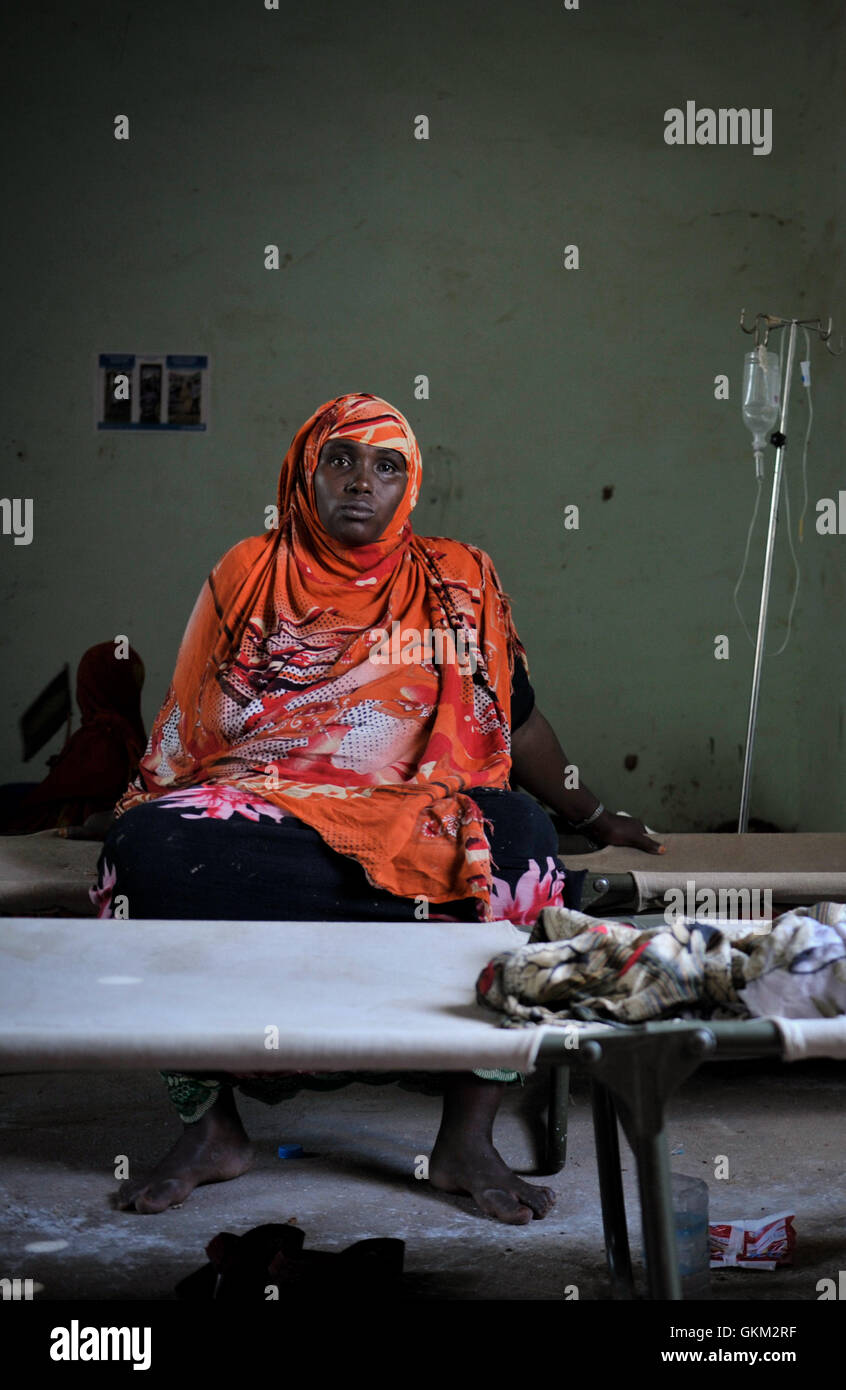 Il 30 marzo, una madre sedeva accanto al bambino in una clinica improvvisata a Belet Weyne, Somalia, tra le preoccupazioni di un'epidemia di colera. Una delegazione del governo indagò sulla situazione e confermò che la diarrea acquosa acuta era responsabile dei ricoveri ospedalieri, non del colera. Foto au un IST / Tobin Jones. Foto Stock