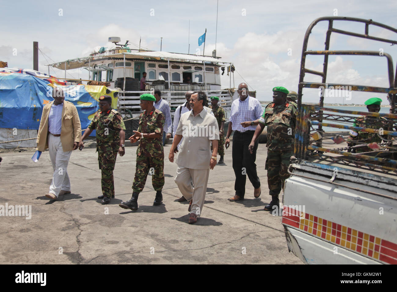 Il rappresentante speciale del presidente della commissione per l'Unione Africana, Mahamat Saleh Annadif, visiti la città somala di Kismayo accompagnata dall'AMISOM Comandante della Forza, Lt generale Andrew Gutti, e il direttore del sostegno delle Nazioni Unite Ufficio per AMISOM, Amadu Kamara, il 6 aprile. Lo scopo della visita era quello di valutare le sfide logistiche e le condizioni di vita delle truppe nel settore, nonché di ottenere informazioni di prima mano sulla questione del carbone di legna in Kismayo. AU ONU IST foto / Paolo Munene. Foto Stock