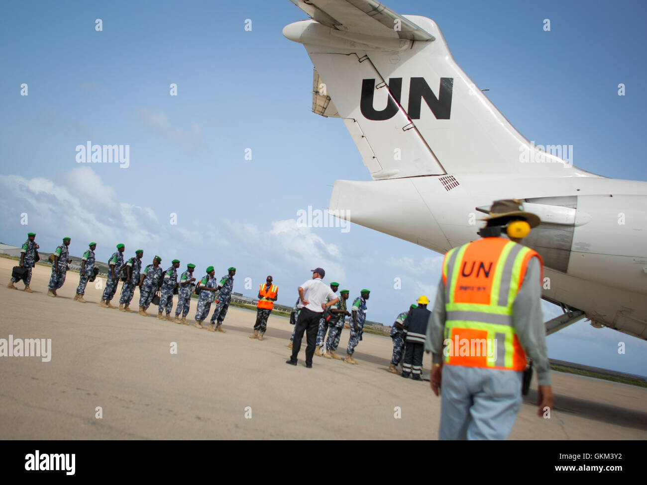 SOMALIA, Mogadiscio: In una fotografia scattata e rilasciato dall'African Union-United Nazioni Informazioni sul team di supporto 27 luglio 2013 ugandese di ufficiali di polizia prepararsi a bordo di una delle Nazioni Unite per aeromobili a Aden Abdulle Aeroporto Internazionale della capitale somala Mogadiscio dopo aver completato il primo anno di tour che serve come formato di unità di polizia con la missione dell Unione Africana in Somalia (AMISOM). L'uscita 135 poliziotti sono stati sostituiti da una unità dello stesso numero che arrivarono dall Uganda oggi per cominciare la loro 12 mese lungo la distribuzione di servire con la missione dell UA nel Corno d Africa nazione. AU-U Foto Stock