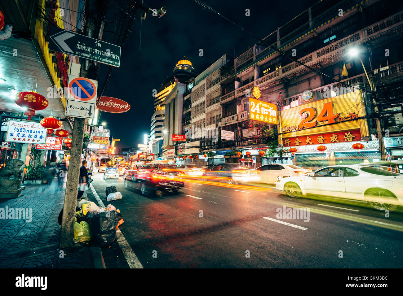 Luci al neon e il traffico sulla strada Yaowarat di notte nella Chinatown di Bangkok, Tailandia. Foto Stock