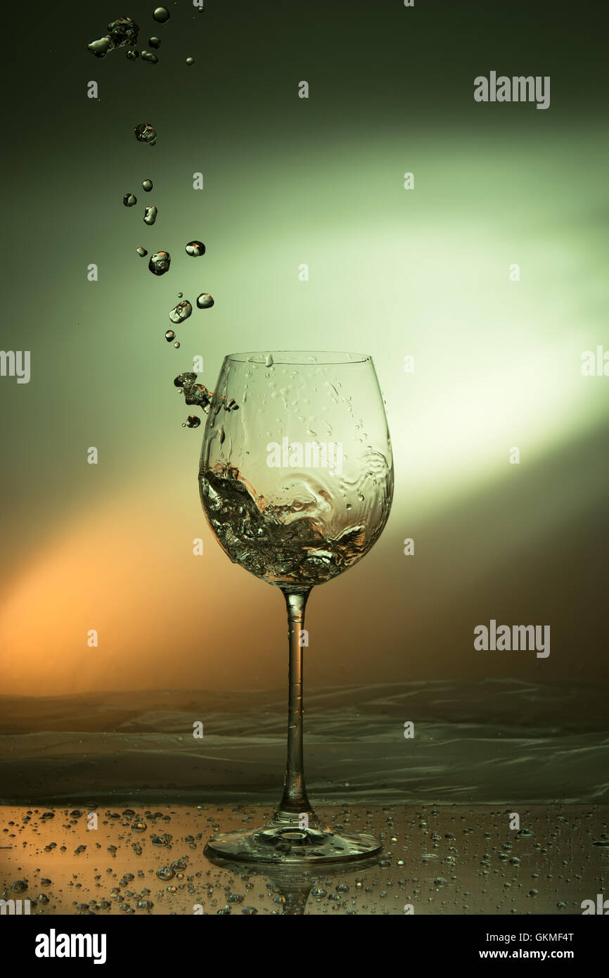 Le goccioline di liquido al di fuori di un bicchiere di vino - immagine ad alta velocità Foto Stock