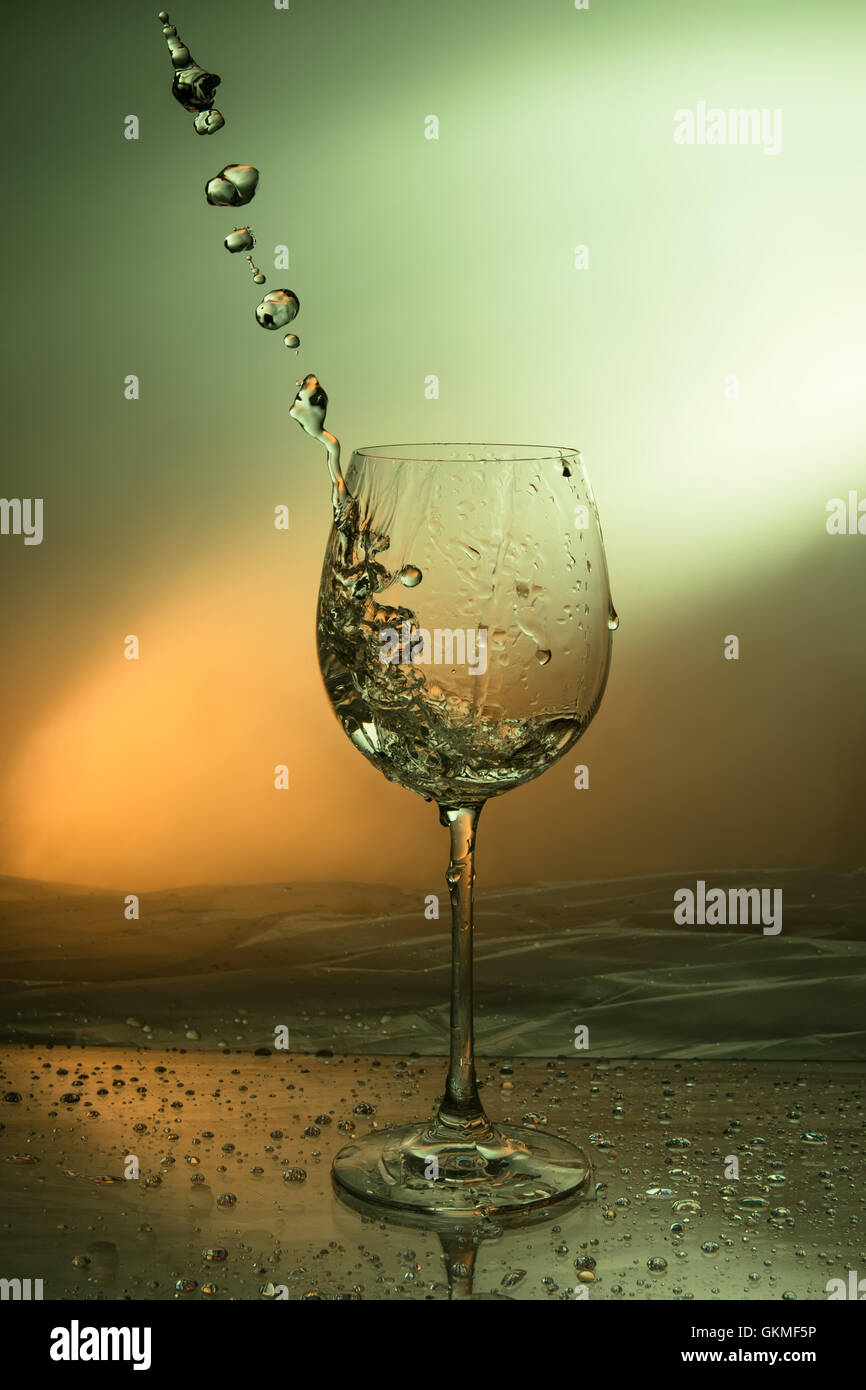 Le goccioline di liquido escono da un bicchiere di vino - immagine ad alta velocità Foto Stock
