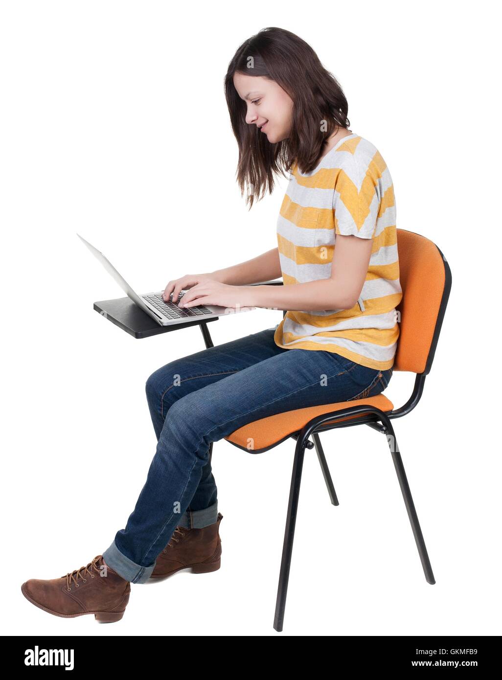Vista laterale della donna seduta su una sedia per studiare con il computer  portatile Foto stock - Alamy