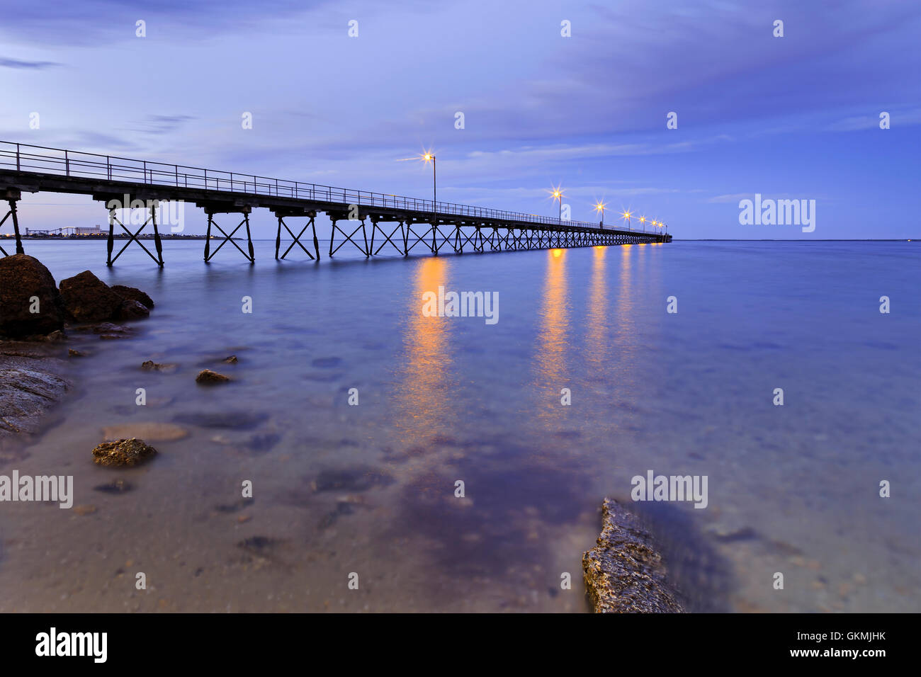 Pulire il fondale trasparente a bassa marea in Ceduna baia di grande insenatura australiano a sunrise. Pesca storico pontile in legno con elec Foto Stock