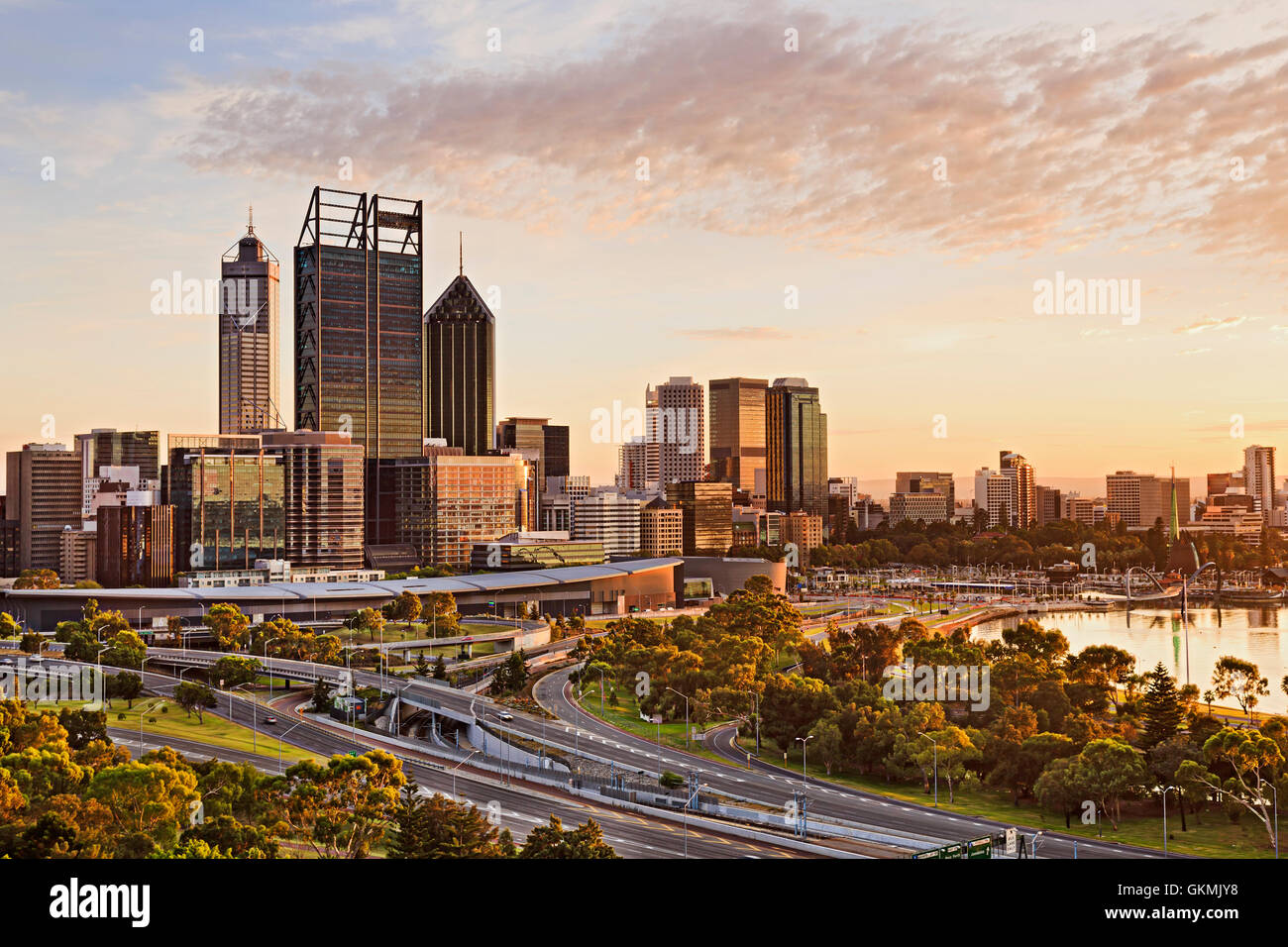 Westerna Australia città capitale Perth a sunrise durante l ora d'oro. Luminoso caldo sole getta luce sui grattacieli e città-linea. Foto Stock