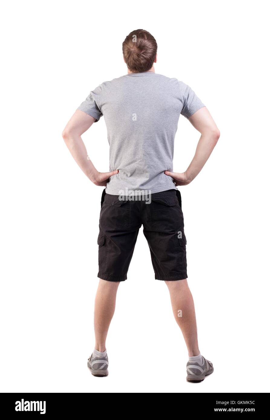 Vista posteriore di uomo bello in maglietta e pantaloni corti cercando Foto Stock