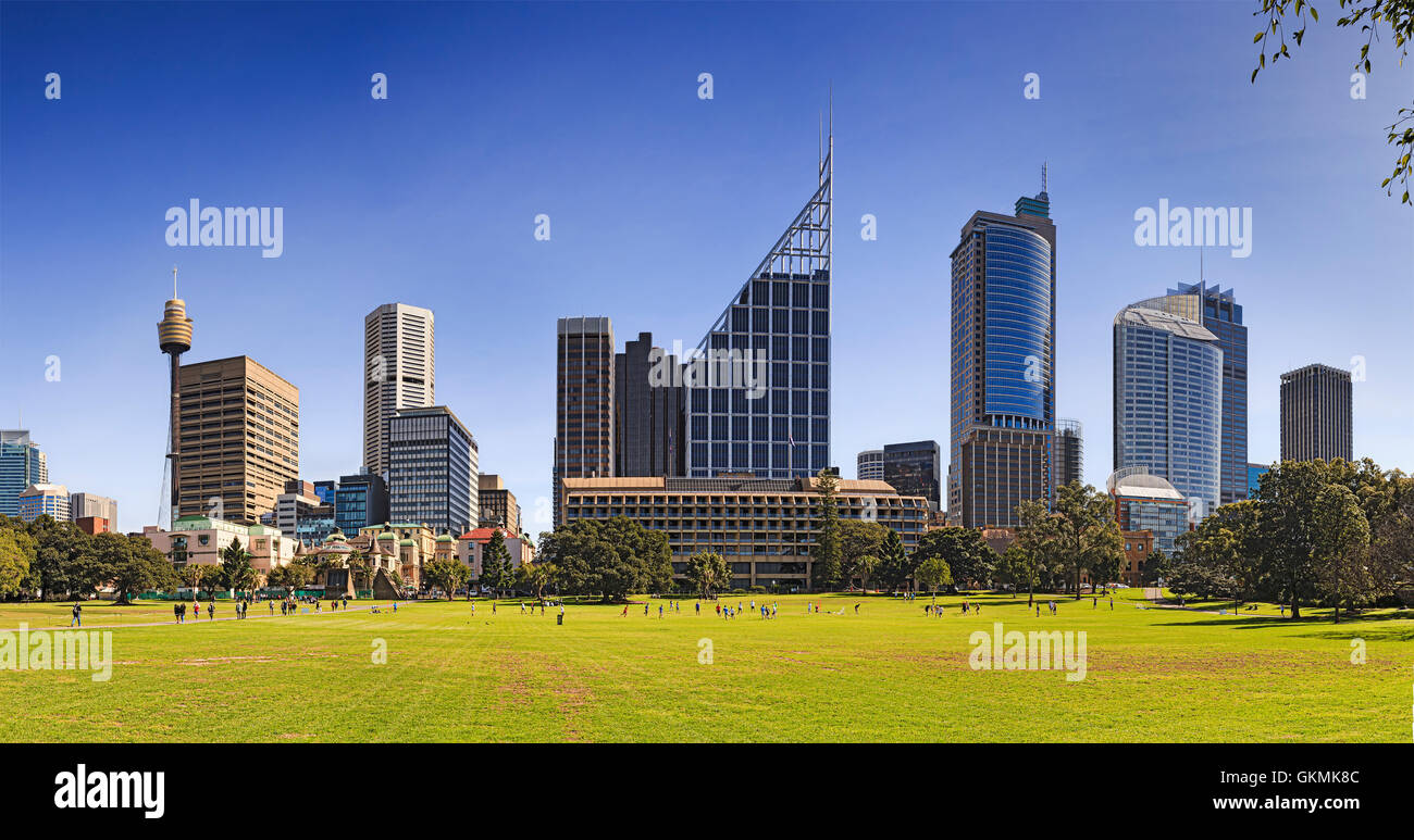 Ampio panorama della città di Sydney landmark torri e palazzi da Royal eye hospital ai moderni uffici bancari come si vede attraverso park. Foto Stock