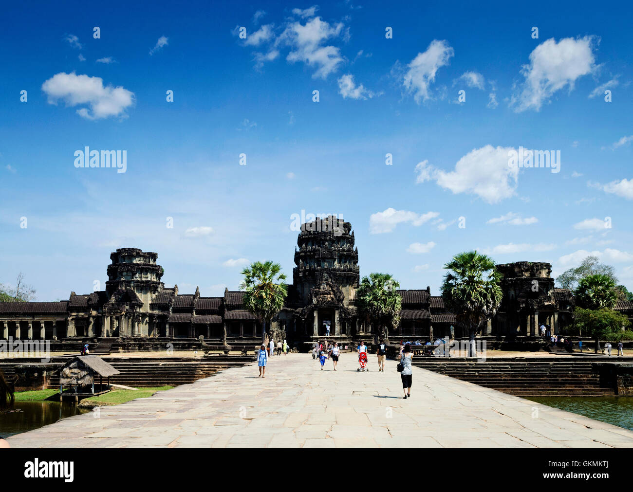 I turisti all'ingresso principale di Angkor Wat i templi famosi landmark asiatici in Siem Reap Cambogia Foto Stock