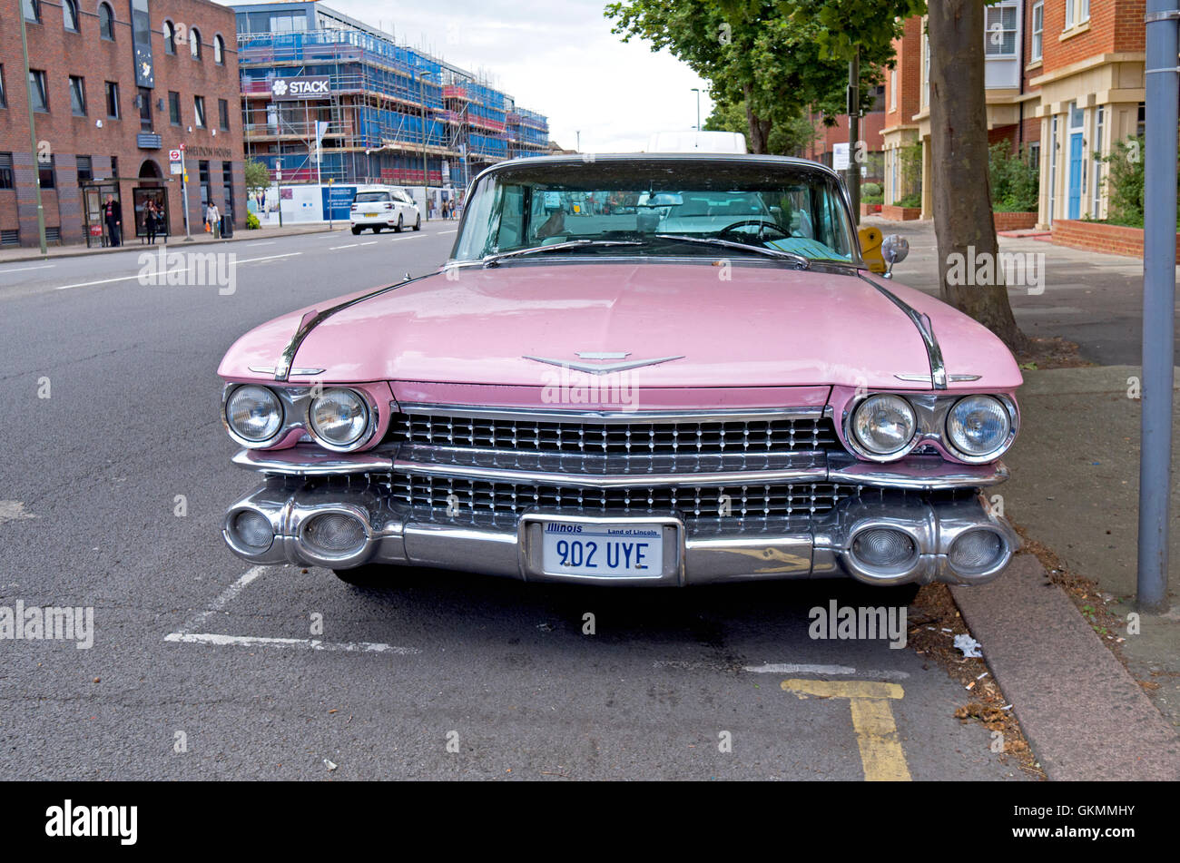 1959 Rosa Cadillac Deville parcheggiato a Londra. Foto Stock