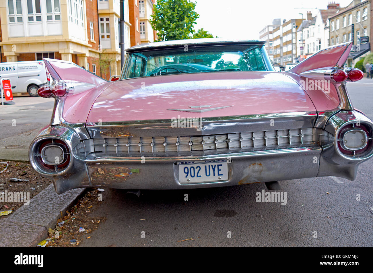 Pink Cadillac da dietro, parcheggiato in una strada di Londra Foto Stock