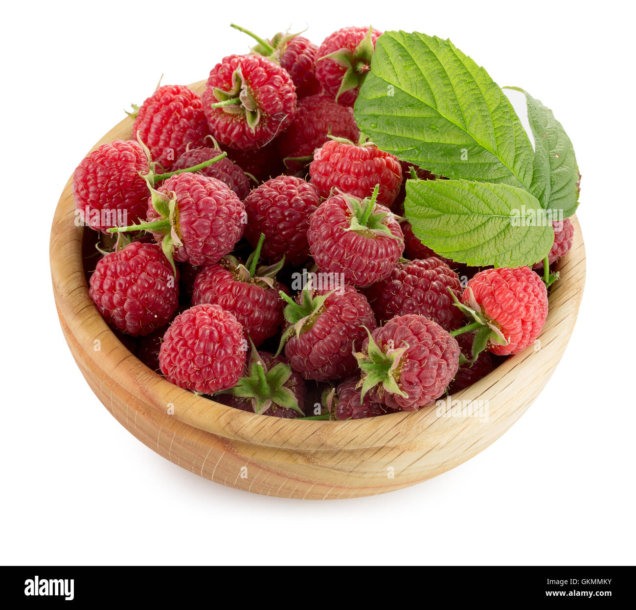 Lamponi nel piatto di legno isolato su uno sfondo bianco. Foto Stock