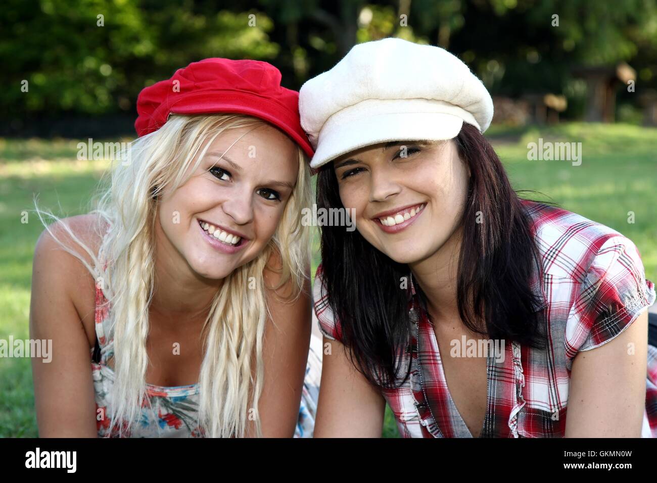 Bella bruna e bionda amici Foto Stock