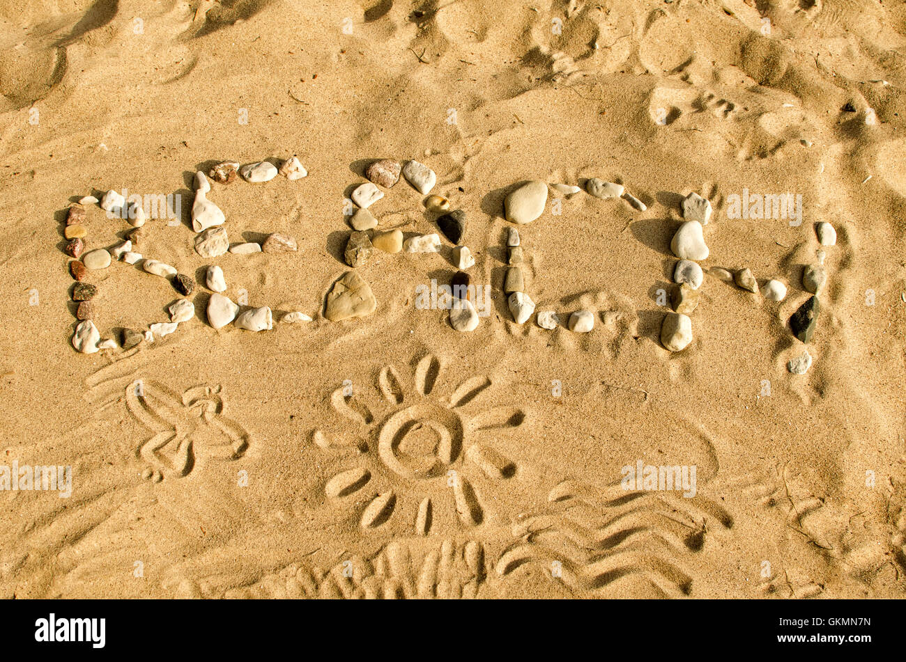 Spiaggia di parola fatta di pietre sulla sabbia. Foto Stock