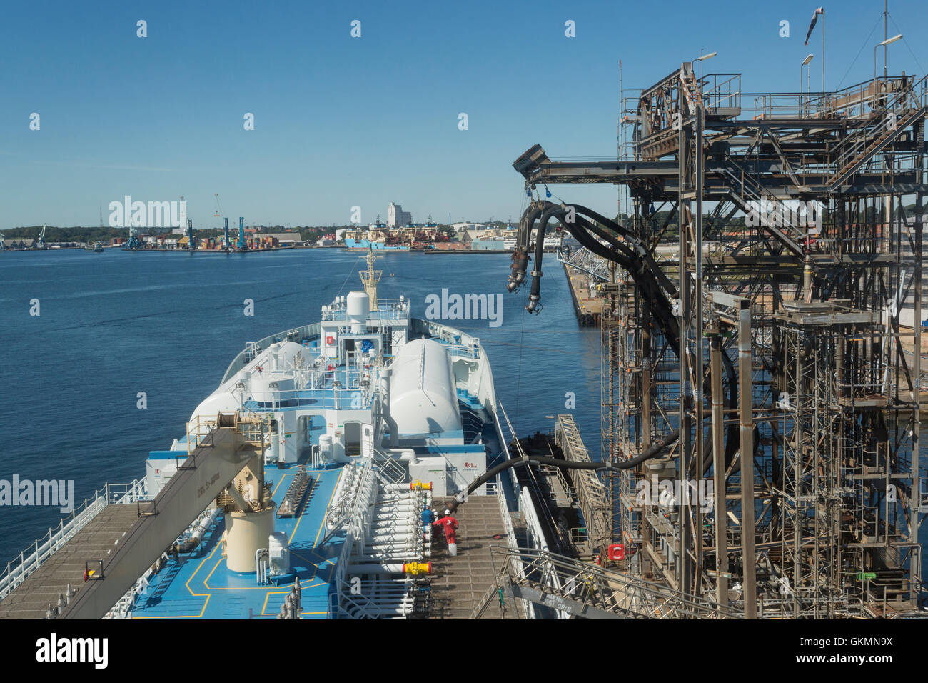 Il primo nel mondo di GNL prodotto alimentato e chimichiera TERNSUND caricamento al terminale della shell nel porto di Fredericia, Danimarca Foto Stock
