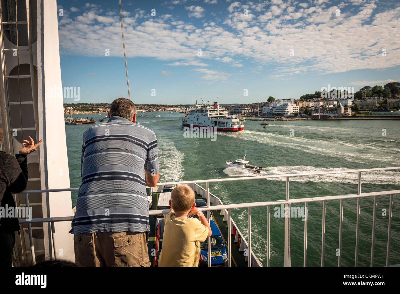 Padre e figlio su un traghetto per l'Isola di Wight vela fuori di Cowes, Isle of Wight, Regno Unito Foto Stock