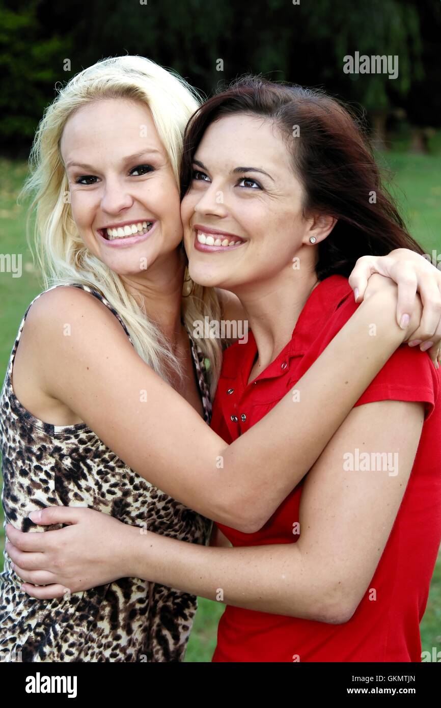 Bella bruna e bionda amici Foto Stock