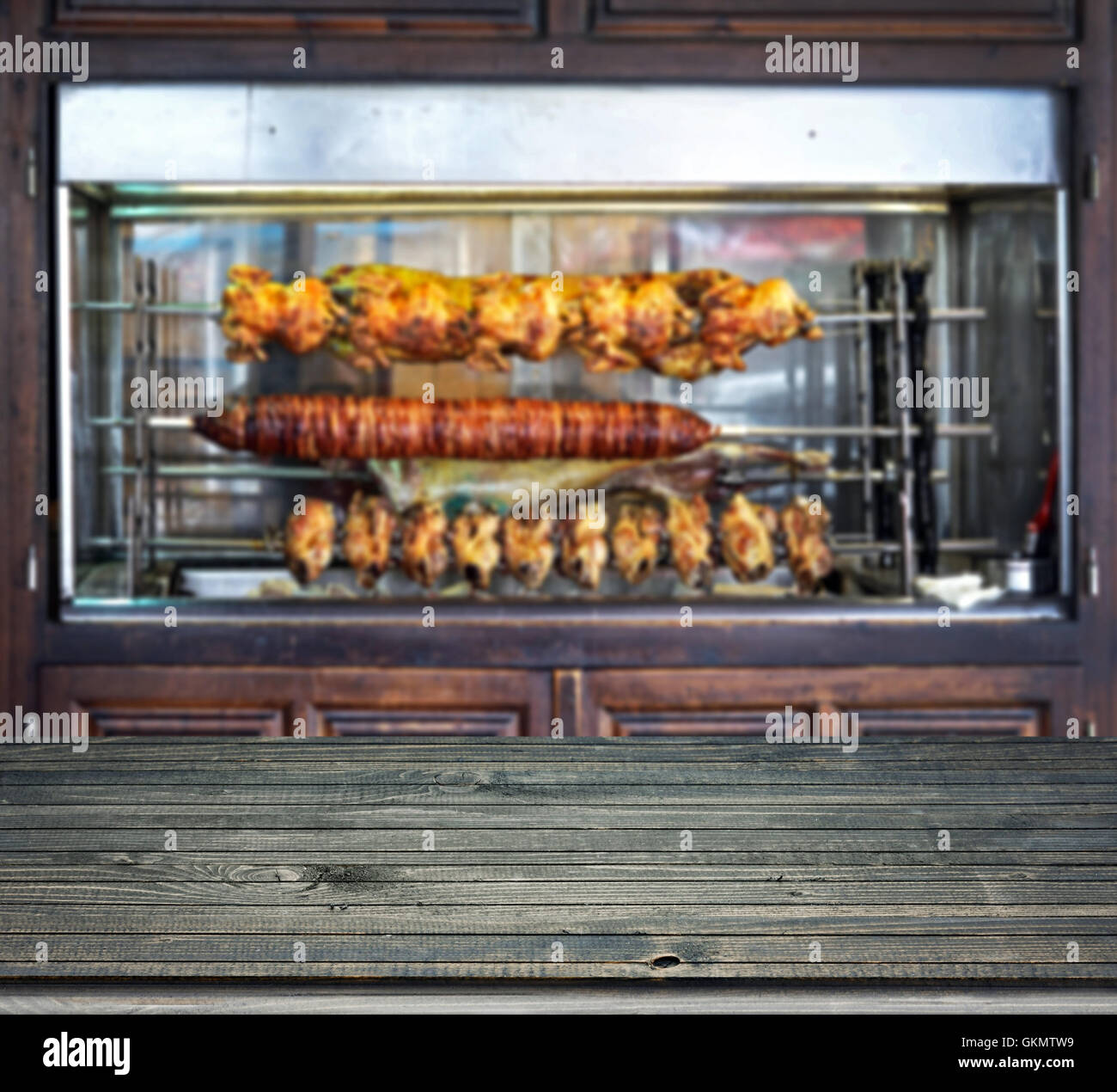 Svuotare tavolo in legno e carne arrosto Foto Stock