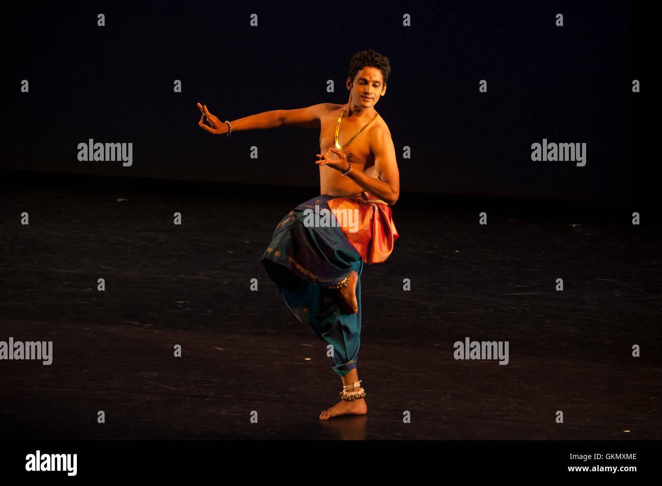 Unnath H.R., un ballerino Bharatanatyam dal sud-ovest India, eseguita Kauthuvam presso la batteria Dance Festival a Manhattan NYC. Foto Stock