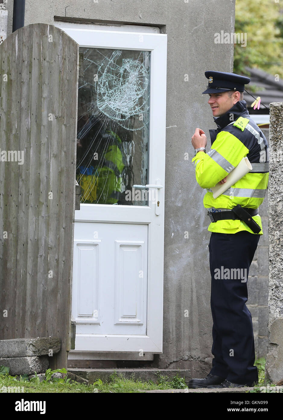 Prodotto alternativo da parte dei membri di un garda in una casa sulla strada Stannaway a Crumlin, a sud di Dublino, dove un uomo è stato ucciso un numero di volte nelle prime ore della Domenica. Foto Stock