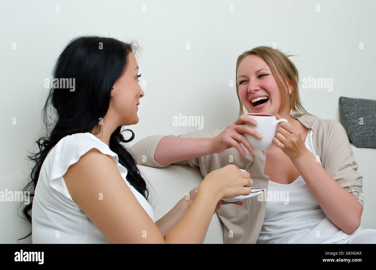 Due donne Amici chattare in un caffè a casa Foto Stock