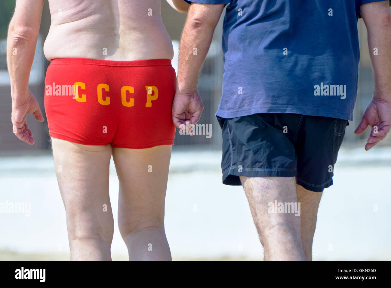 L'uomo sulla spiaggia in un costume da bagno con la scritta URSS Foto Stock