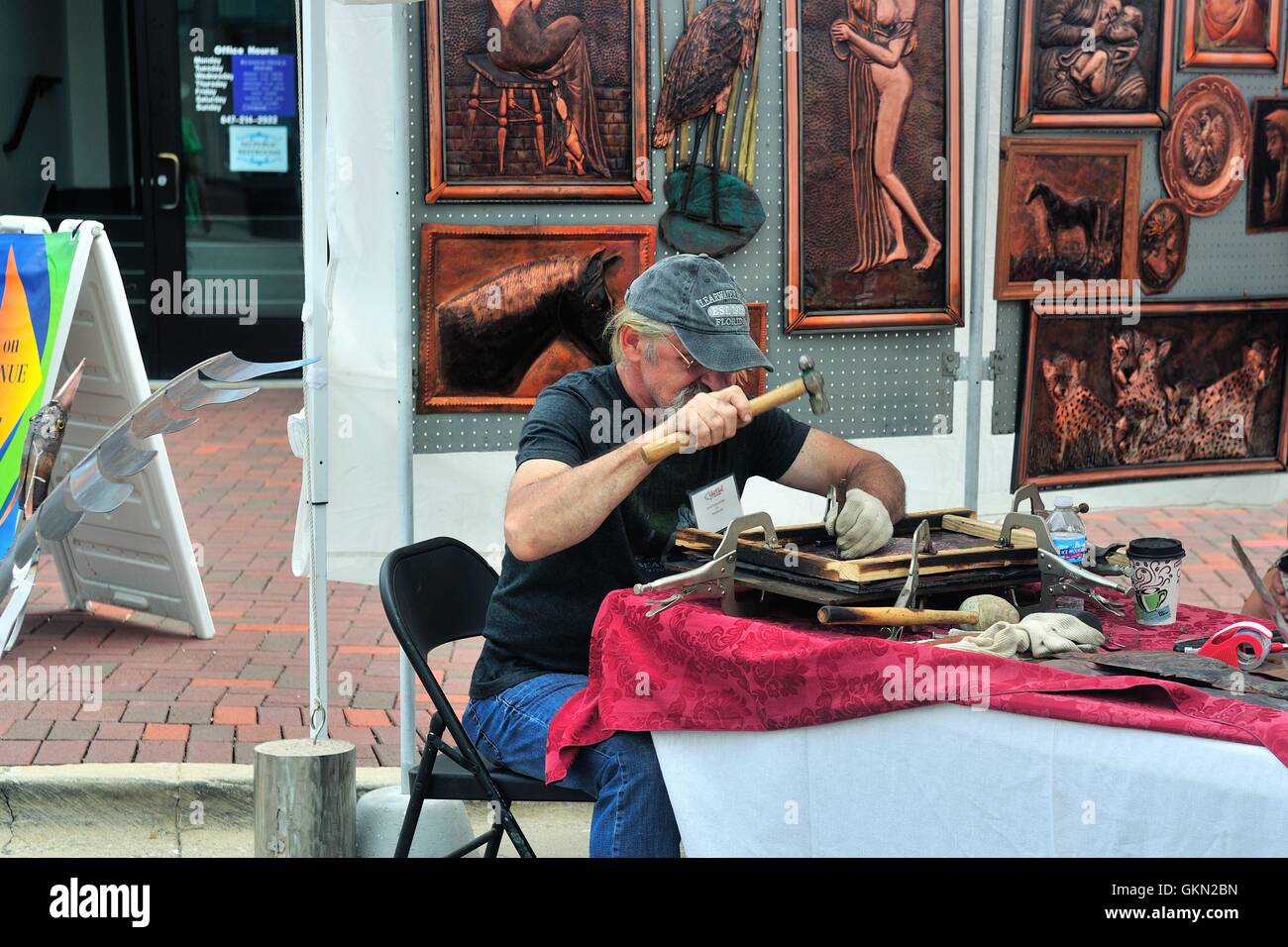 Un artista che lavora sulla sua arte metallico in corrispondenza di un fine settimana street art fair nel centro cittadino di Elgin, Illinois, Stati Uniti d'America. Foto Stock