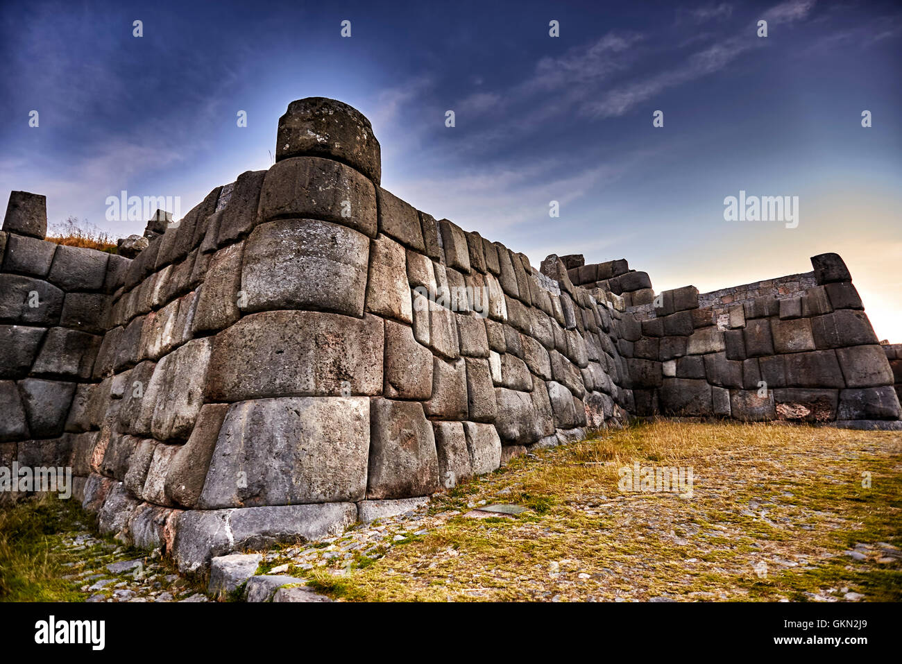 SACSAYHUAMAN, Cuzco, Perù - Maggio 30, 2015: La murata complesso Inca di Sacsayhuaman lungo la Valle Sacra degli Incas vicino Cuzc Foto Stock