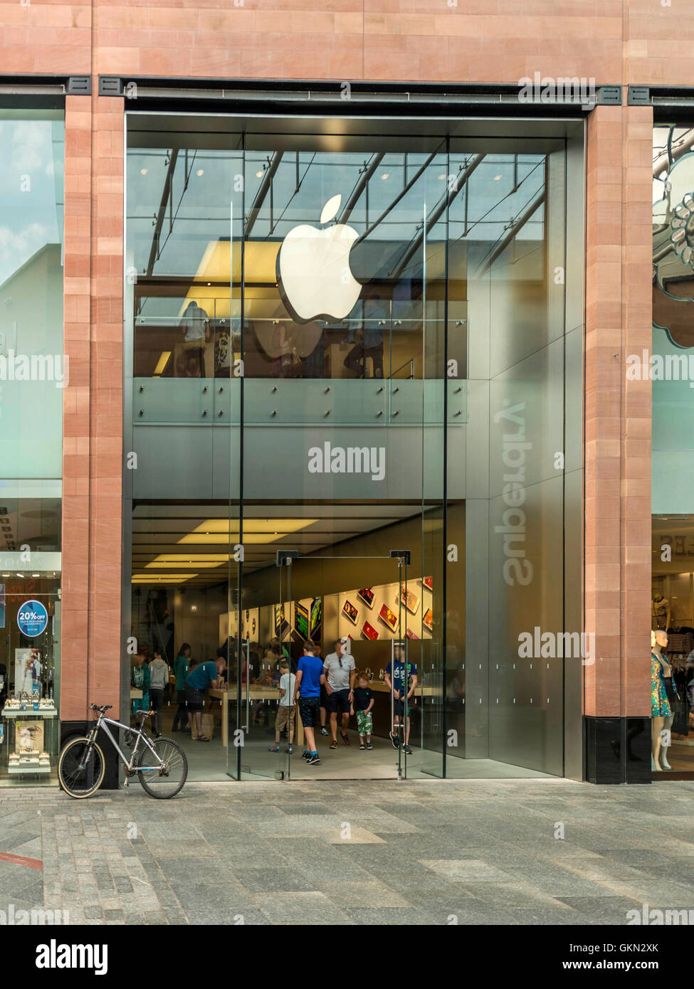 Apple Retail Outlet, Exeter City Centre, Devon Foto Stock