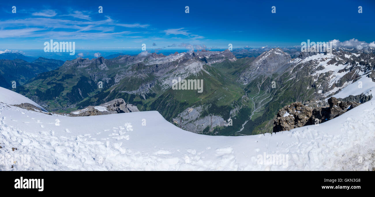 Vista panoramica delle Alpi Svizzere visto dalla vetta del Monte Titlis (3238m) in direzione nord. Engelberg, Svizzera. Foto Stock