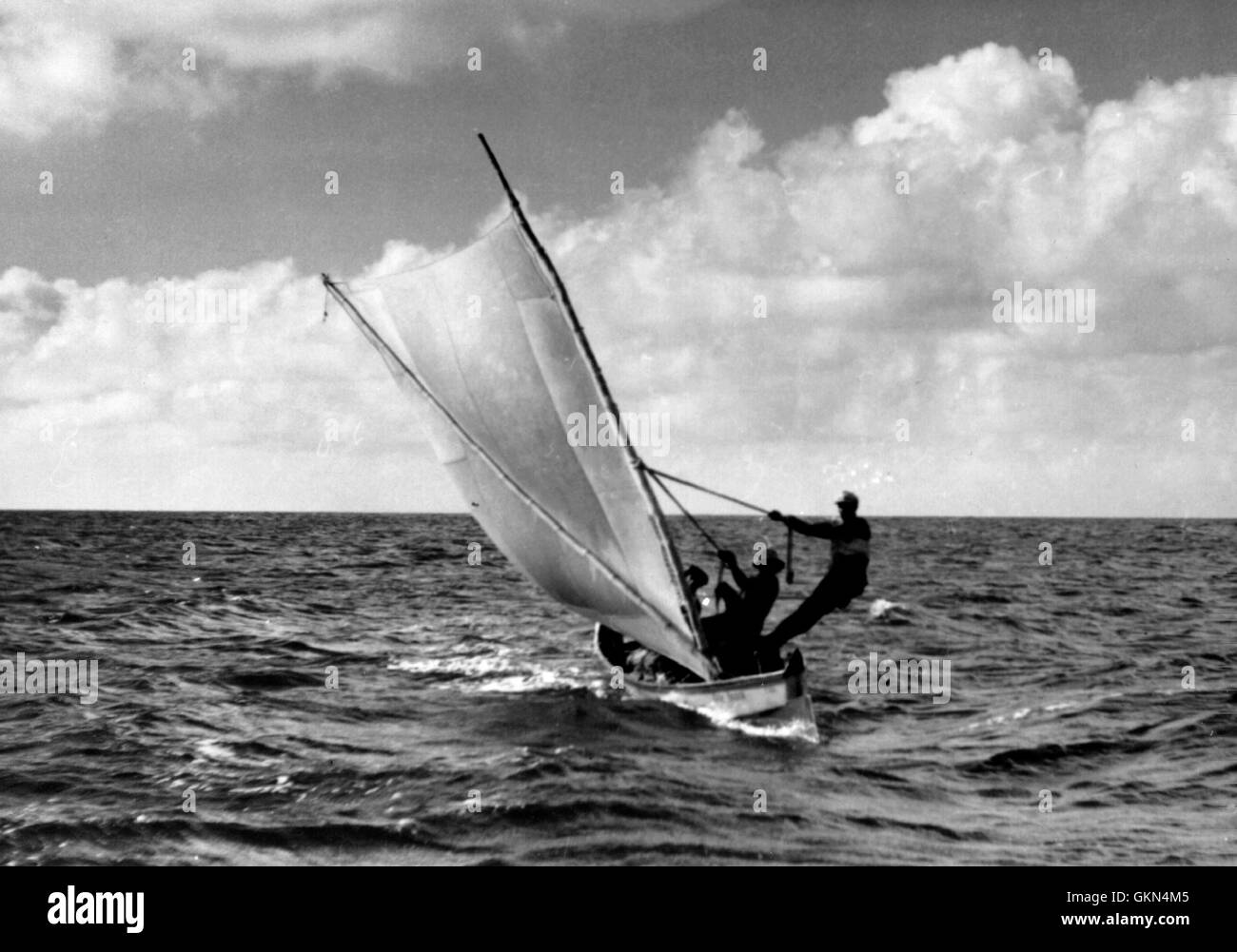 AJAXNETPHOTO. 1954. ST.LUCIA, WEST INDIES. - Vela uno dell'isola canoe da pesca. Foto; REG CALVERT/AJAX ©AJAX NEWS & FEATURE SERVICE/REG CALVERT collezione REF:canoa_RC1954_2 Foto Stock