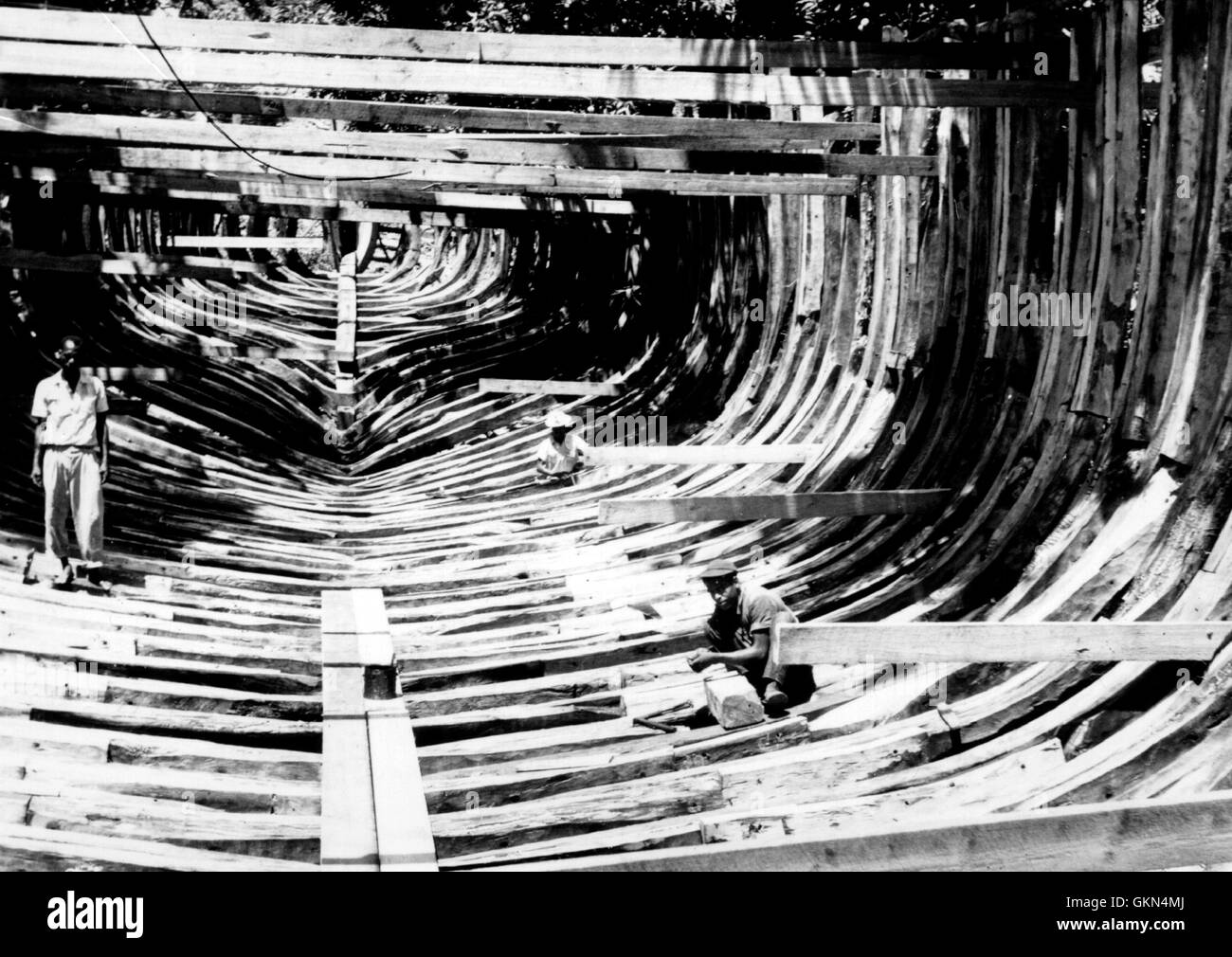 AJAXNETPHOTO. 1958. CASTRIES, ST.LUCIA, WEST INDIES. - Un grande INTER-isola TRADING vaso del motore nel telaio. Cedro bianco cresciuto estesamente su ST. VINCENT, è stato utilizzato prevalentemente per il framing, foto; REG CALVERT/AJAX ©AJAX NEWS & FEATURE SERVICE/REG CALVERT collezione REF:CASTRIES RC1958 1 Foto Stock