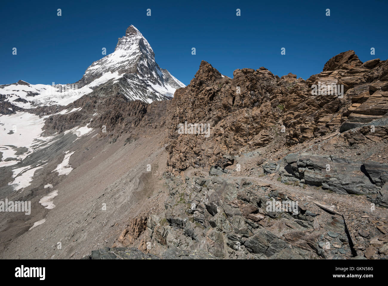 Famosa vetta montana del Cervino sopra Zermatt città, Svizzera Foto Stock