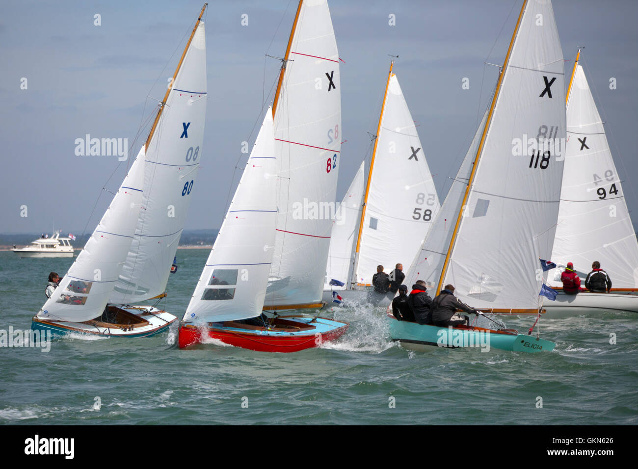 XOD X0D X Boat yacht racing Artemis spinnaker eseguire gara barca Cowes Week Isle of Wight UK bouy navigation mark NYK Line bianco e nero vele grafico fotografo silhouette di numeri in spiaggia Foto Stock