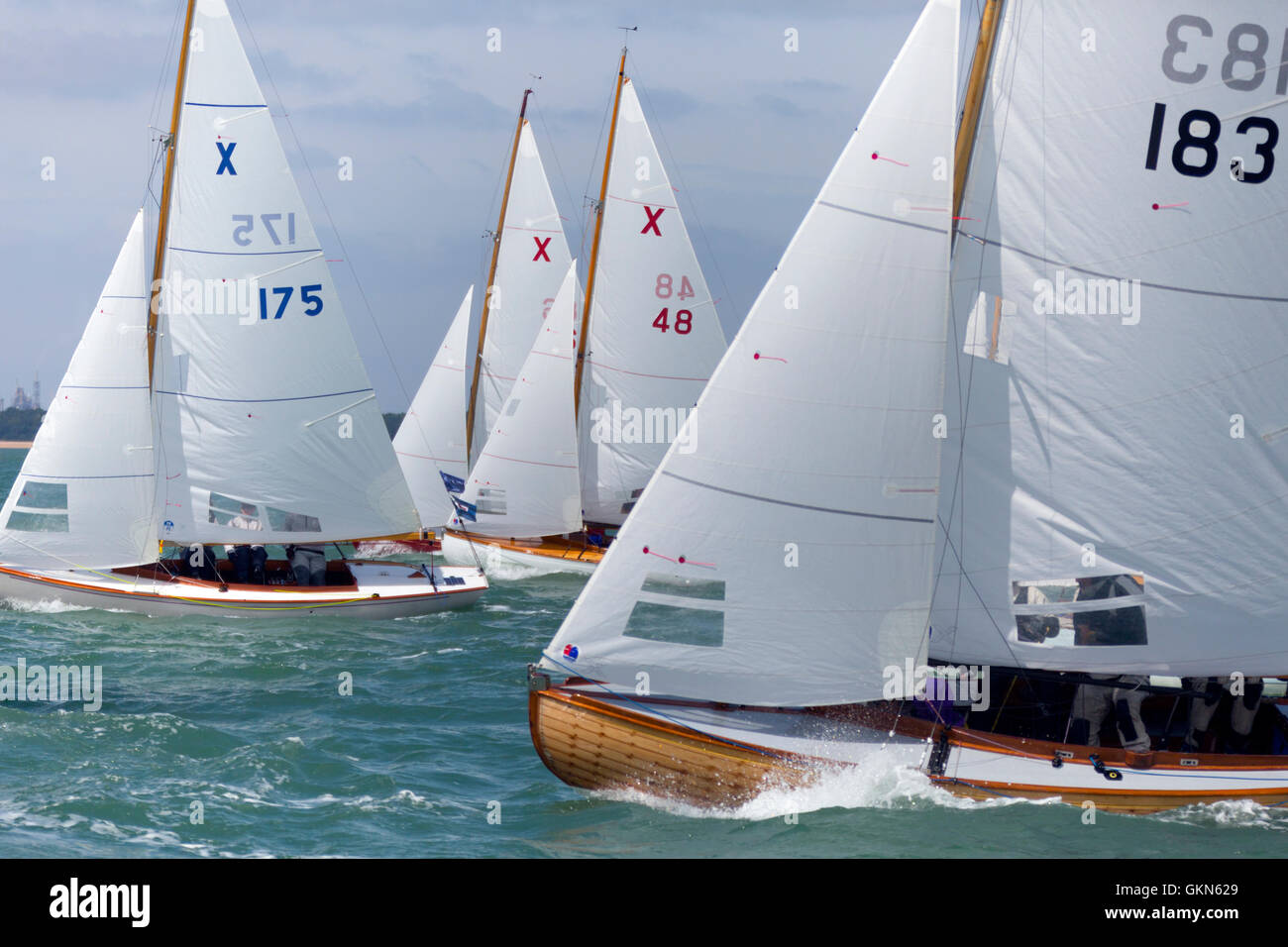 XOD X0D X Boat yacht racing Artemis spinnaker eseguire gara barca Cowes Week Isle of Wight UK bouy navigation mark NYK Line bianco e nero vele grafico fotografo silhouette di numeri in spiaggia Foto Stock