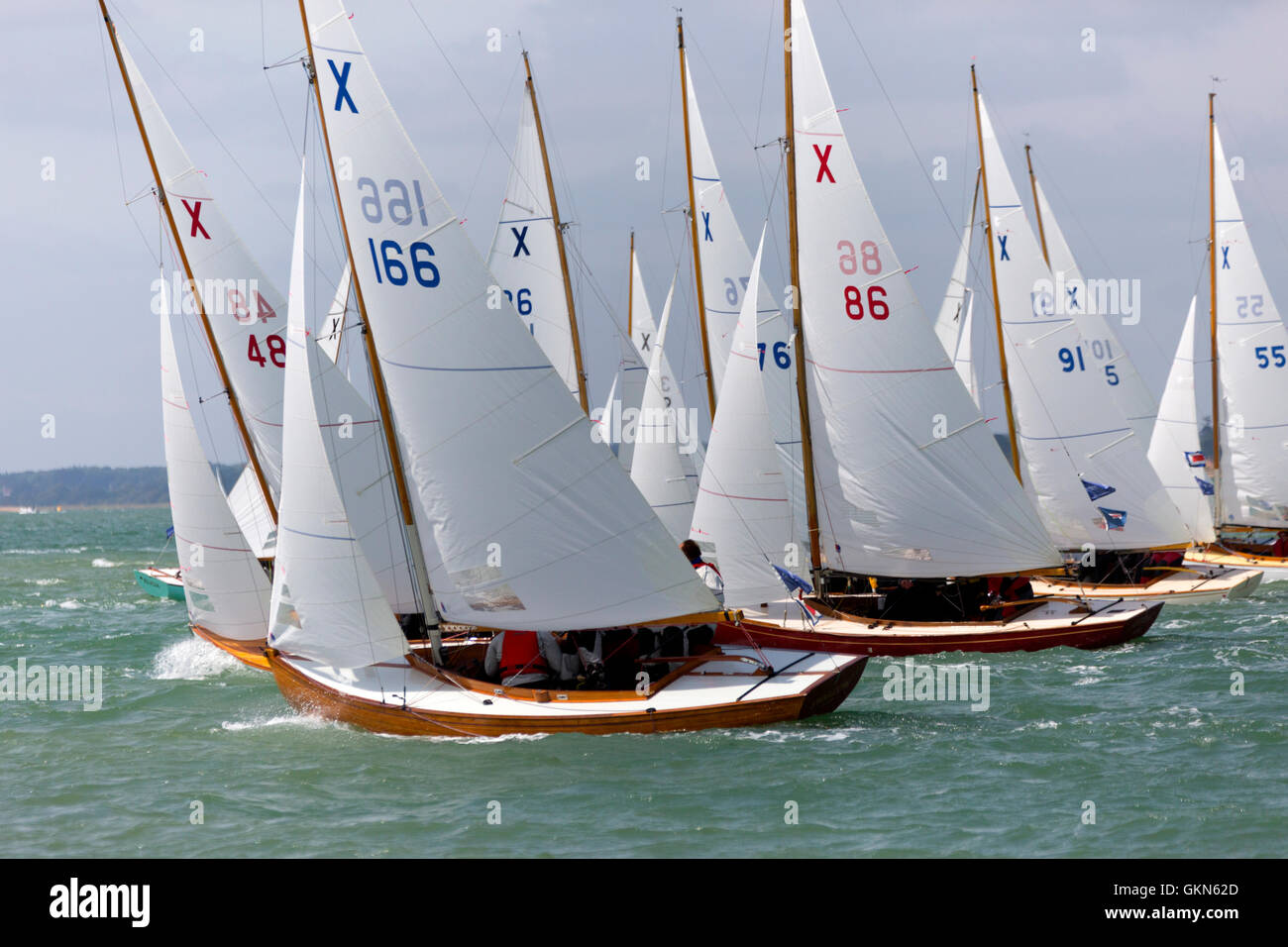 XOD X0D X Boat yacht racing Artemis spinnaker eseguire gara barca Cowes Week Isle of Wight UK bouy navigation mark NYK Line bianco e nero vele grafico fotografo silhouette di numeri in spiaggia Foto Stock