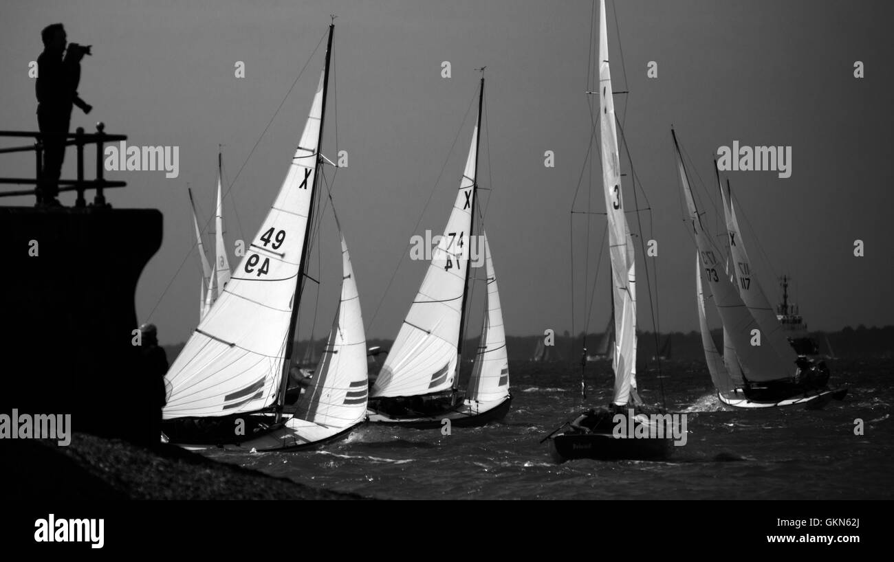 Nero,e,bianco,foto,l'uomo,fotografo,tenendo,foto,d,yachts,silhouette,spinnaker yacht race,racing, barca Cowes Week Isle of Wight REGNO UNITO Foto Stock