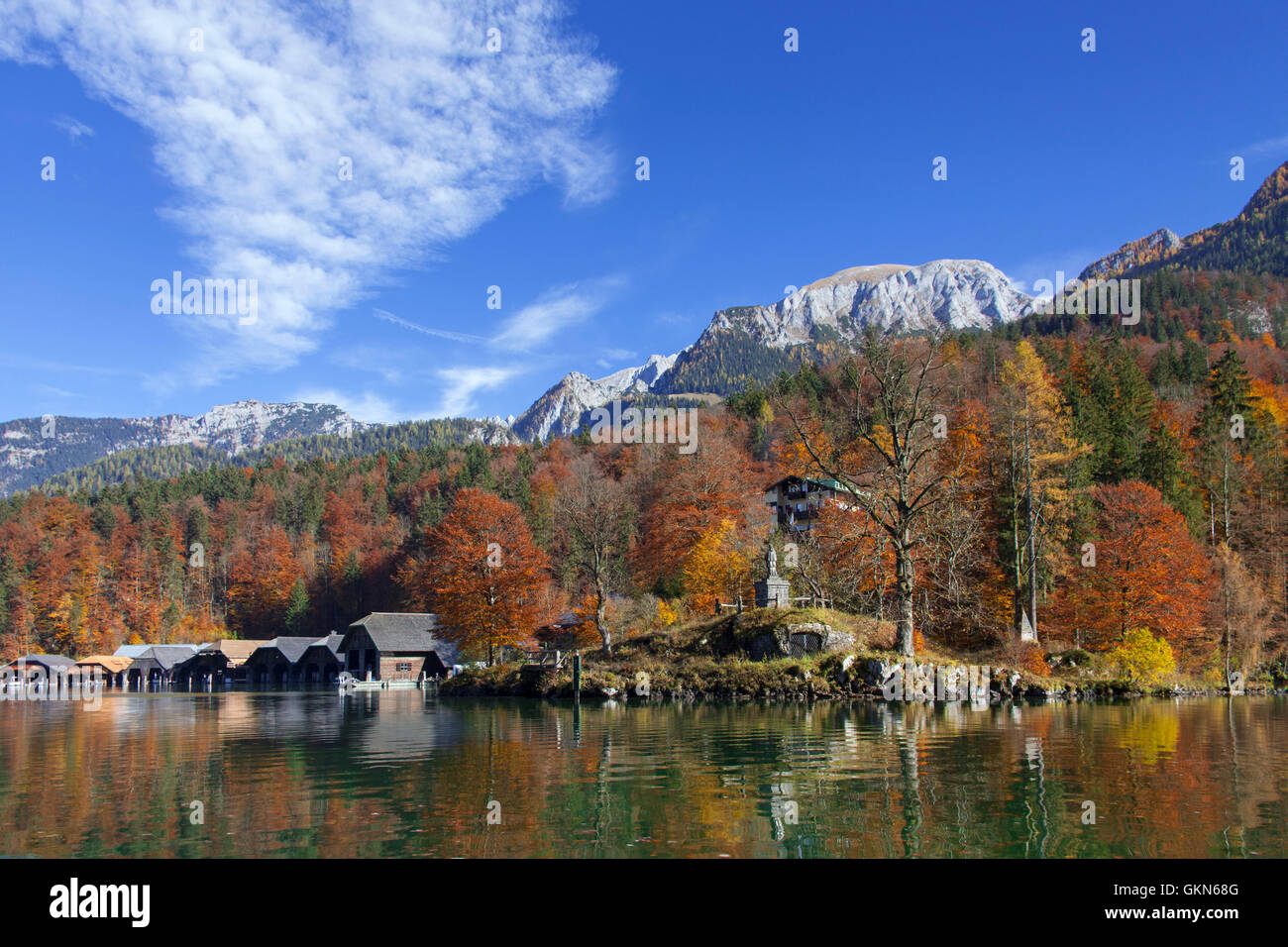 Boathouses di legno lungo il Königssee / Kings lago in autunno, Parco Nazionale di Berchtesgaden, Alpi Bavaresi, Baviera, Germania Foto Stock