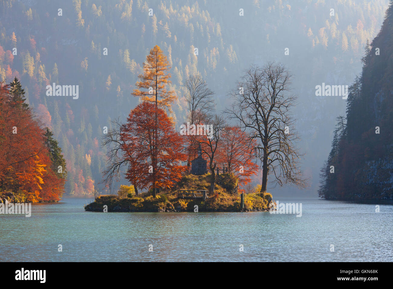 Isola di Christlieger / Johannesinsel nel Königssee, Schönau am Königssee, parco nazionale di Berchtesgaden, Baviera, Germania Foto Stock