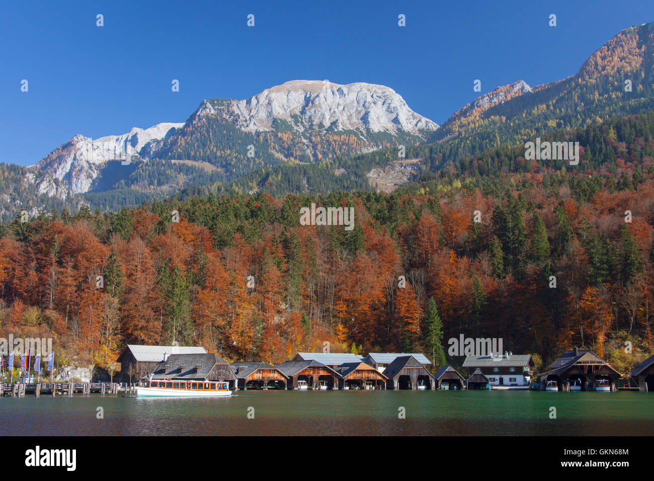 Boathouses di legno lungo il Königssee / Kings lago in autunno, Parco Nazionale di Berchtesgaden, Alpi Bavaresi, Baviera, Germania Foto Stock